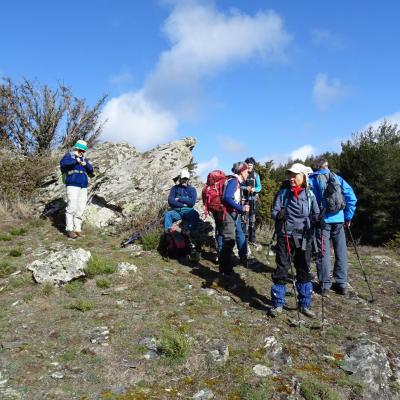 Devant les dolmens de Ventajous