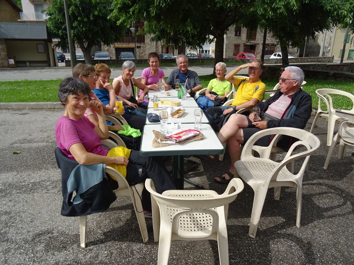 Réconfort convivial au soleil à Savignac à la fin de la sortie