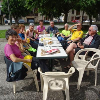 Réconfort convivial au soleil à Savignac à la fin de la sortie